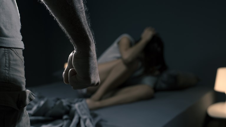 ενδοοικογενειακή βία