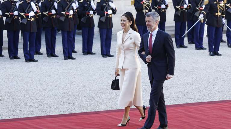 Η βασίλισσα Μαίρη της Δανίας στο Μέγαρο των Ηλυσίων - Με κρεμ ταγιέρ και αξεσουάρ με διαμάντια [εικόνες]