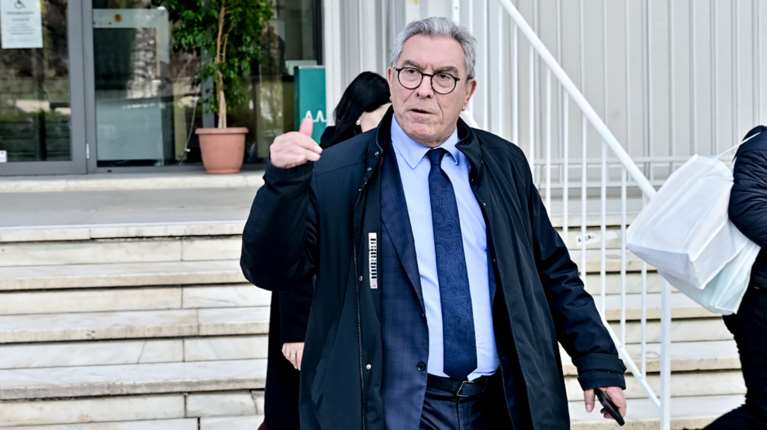 Δίκη για τα Τέμπη: "Αρπάχτηκαν" Καπερνάρος και συγγενείς θυμάτων - "Εγώ δεν παίζω θέατρο - Ντροπή σου"