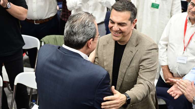 Στην αγκαλιά του Τσίπρα ο ΣΥΡΙΖΑ: Μόνο τρεις διαφώνησαν με την πρόταση Φάμελλου για συμπόρευση - &quot;Απασφάλισε&quot; ο Πολάκης