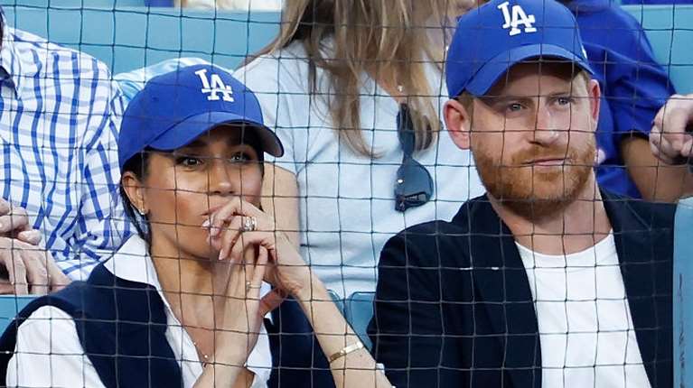 &quot;Αποδοκιμασίες&quot; για τον πρίγκιπα Χάρι και τη Μέγκαν Μαρκλ σε αγώνα μπέιζμπολ - Γιατί εξοργίστηκαν οι οπαδοί