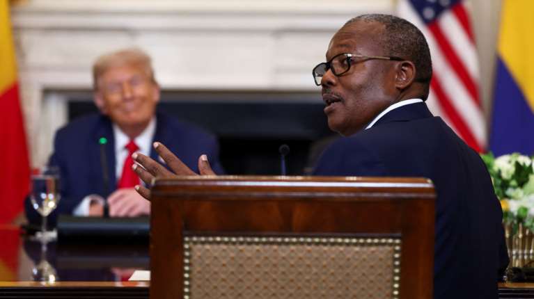 Γκάφα από τον Τραμπ: Επαίνεσε τον πρόεδρο της Λιβερίας για τα αγγλικά του, τη μητρική γλώσσα της χώρας του