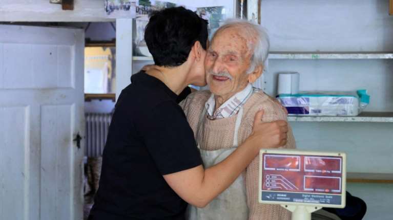 Εκατοντάχρονος σε χωριό της Λάρισας αποκαλύπτει το μυστικό της μακροζωίας του – Ετοιμάζει ανοιχτό πάρτι γενεθλίων [εικόνες]