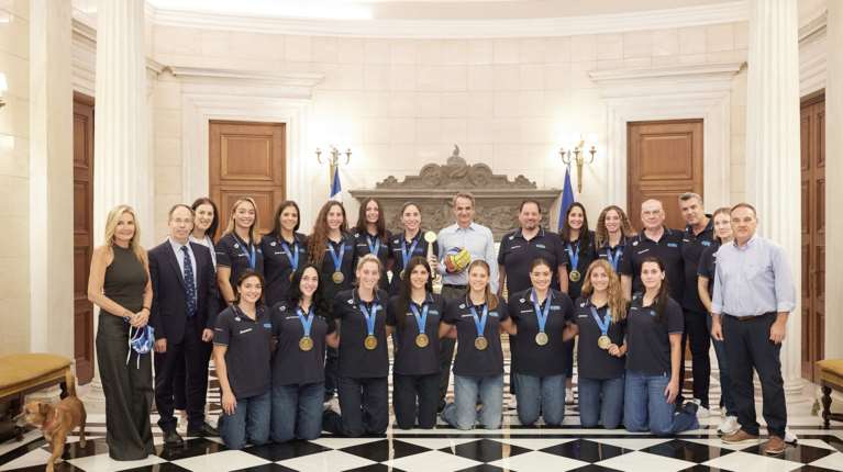 Ο Κυριάκος Μητσοτάκης υποδέχθηκε την εθνική ομάδα πόλο γυναικών στο Μέγαρο Μαξίμου [εικόνες]