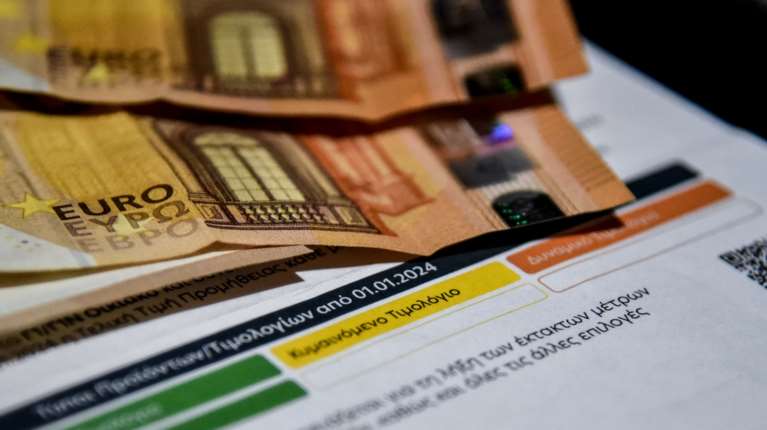 Ακριβότερα ακόμη και 36 ευρώ τον μήνα τα πράσινα τιμολόγια ρεύματος σε σχέση με τα μπλε - Παραδείγματα