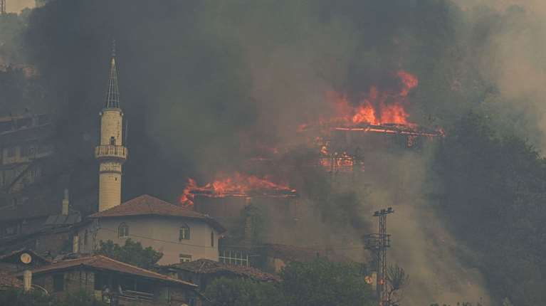 Τουρκία: Μαίνονται οι φωτιές στη Σμύρνη - Σε δύσκολη κατάσταση Τσέσμε και Οντεμίς - Νεκρός 81χρονος