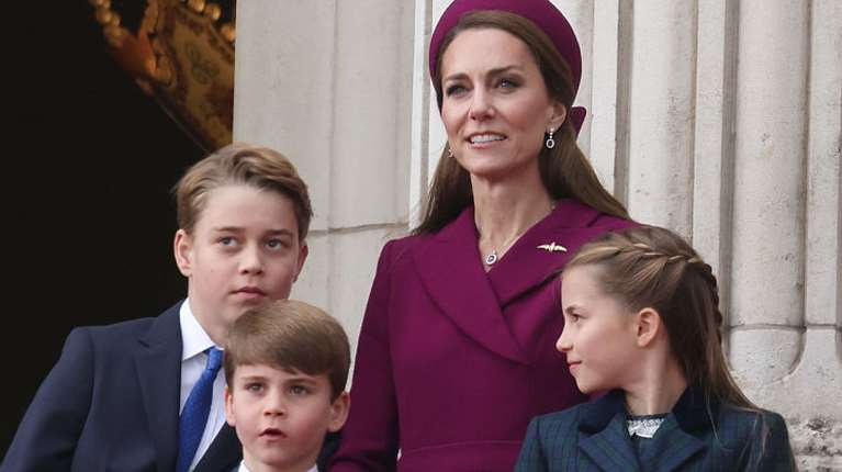 Στο μπαλκόνι του Μπάκιγχαμ ο Γουίλιαμ και η Κέιτ με τα παιδιά τους - Οι χειρονομίες της Κέιτ στη Σάρλοτ που σχολιάστηκαν
