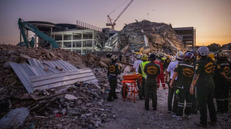 Ταϊλάνδη: Άλλος ένας άνθρωπος ανασύρθηκε νεκρός από τα ερείπια του υπό κατασκευή πολυώροφου κτιρίου στην Μπανγκόκ