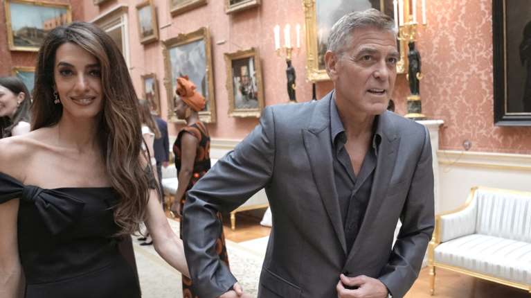 Ο Τζορτζ Κλούνεϊ, η σύζυγός του Αμάλ και τα παιδιά τους απέκτησαν τη γαλλική υπηκοότητα