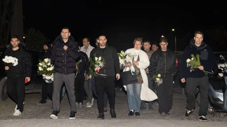 ΠΑΟΚ: Συγκλονιστικές στιγμές στην Τούμπα - Λουτσέσκου, Γκοντσάρεβα και παίκτες θρηνούν τους επτά νεκρούς