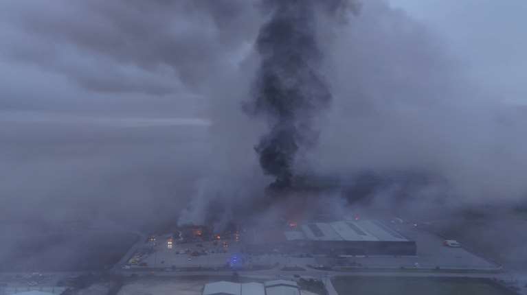 Τρίκαλα: Πυκνοί μαύροι καπνοί σκέπασαν την περιοχή μετά τη φωτιά στο εργοστάσιο [εικόνες]