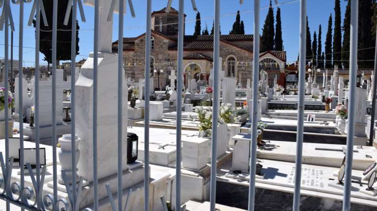 Αγ. Ανάργυροι: Εκλεψε οστά από νεκροταφείο και ζητά λύτρα για να τα επιστρέψει στη σύζυγο του νεκρού