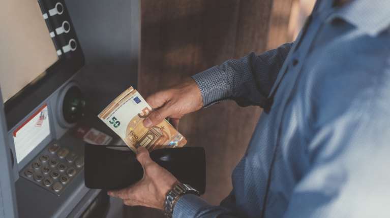 Τα ιδιωτικά ΑΤΜ στο μικροσκόπιο του ΥΠΟΙΚ: Οι χρεώσεις από 1,5 ως 5 ευρώ για ανάληψη - Τα μέτρα της κυβέρνησης