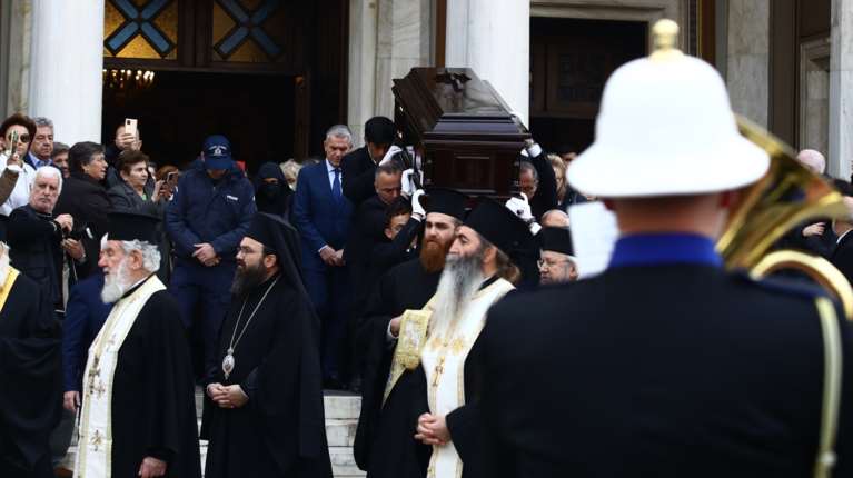 Αρχιεπίσκοπος Αναστάσιος: Αναχώρησε για την Αλβανία το σκήνωμά του - Τριήμερο λαϊκό προσκήνυμα στα Τίρανα