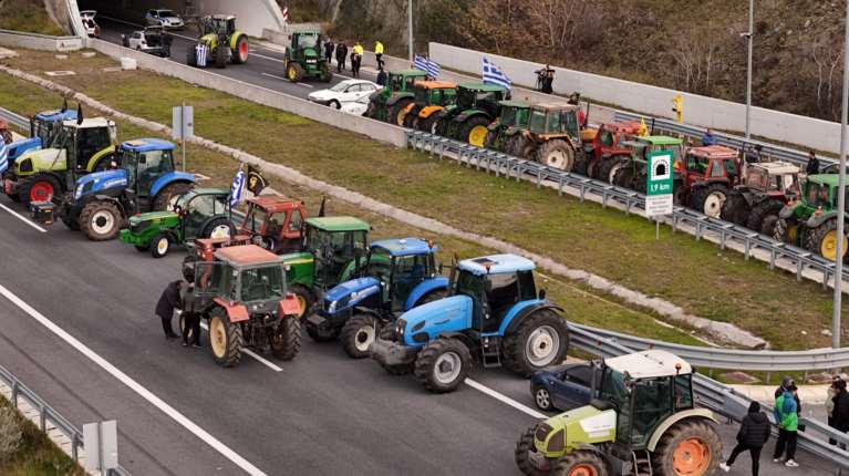 Η "κάθοδος" των αγροτών στην Αθήνα: Συνεδριάζουν για τη συνάντηση με Μητσοτάκη - "Πάμε με μικρό καλάθι"
