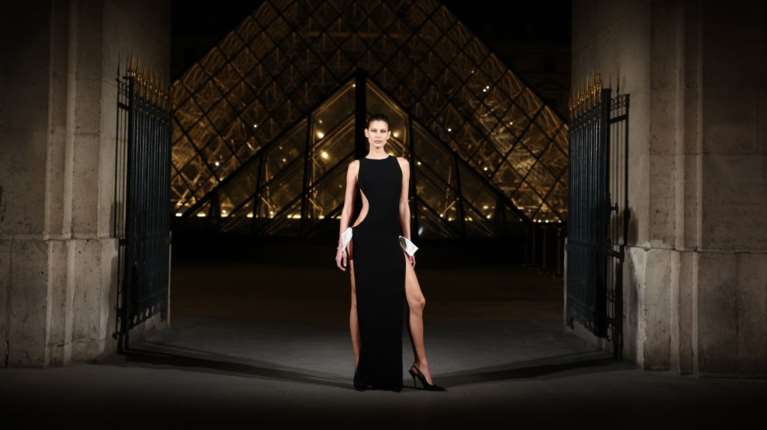 Αυτή είναι η μοναδική Ελληνίδα που ήταν στο glamorous dinner gala του Μουσείου του Λούβρου - H καλλονή που σαγήνευσε