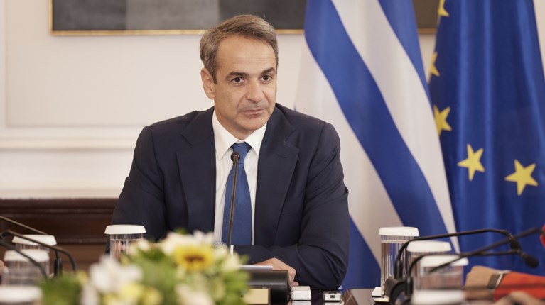 Μητσοτάκης στο Μαξίμου με σημαίες πίσω