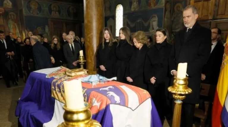 Τελευταίο "αντίο" στην πριγκίπισσα Ειρήνη: Τα χειροκροτήματα στην Σοφία και η συγκίνηση της βασιλικής οικογένειας [εικόνες]