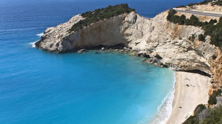 Πόρτο Κατσίκι – Λευκάδα: στο νοτιοδυτικό τμήμα της Λευκάδας, άφησε το Αθάνι – τον τελευταίο οικισμό πίσω σου – και προσεκτικά ακολούθησε τον φιδίσιο δρόμο προς το Πόρτο Κατσίκι. 100 σκαλοπάτια σε χωρίζουν από τη μαγεία