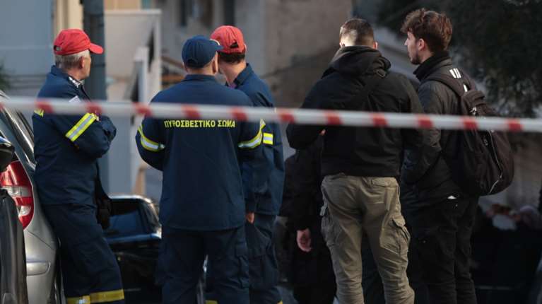 Κυψέλη: Ανδρας μαχαίρωσε τη γυναίκα του στον λαιμό και έπεσε από την ταράτσα - Βρέθηκε ιδιόχειρο σημείωμα