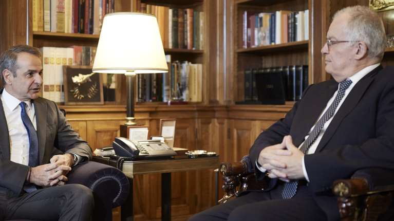 Αισιόδοξος ο Μητσοτάκης στον Τασούλα: Σύντομα οι αγρότες θα απομακρυνθούν από τα μπλόκα