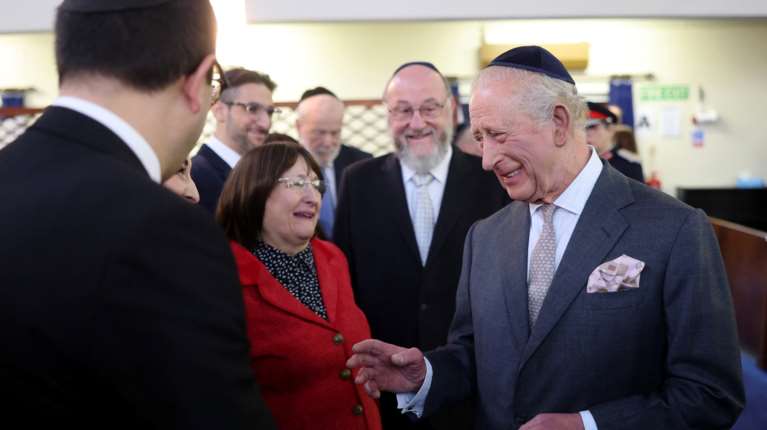 Στη συναγωγή του Μάντσεστερ όπου έγινε η επίθεση με μαχαίρι ο βασιλιάς Κάρολος - Φόρεσε και το &quot;κιπά&quot; [εικόνες]