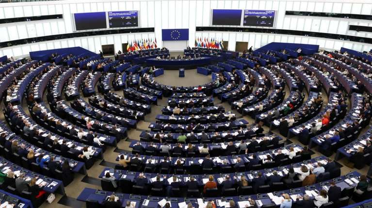 Πρώτη αντίδραση της ΕΕ στο "bullying" Τραμπ: Το Ευρωκοινοβούλιο "παγώνει" την εμπορική συμφωνία με ΗΠΑ