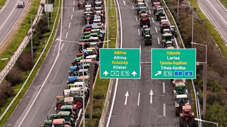Αγροτικά μπλόκα: Μετ' εμποδίων η έξοδος για τους εκδρομείς - Με χαμηλές ταχύτητες τα ΙΧ