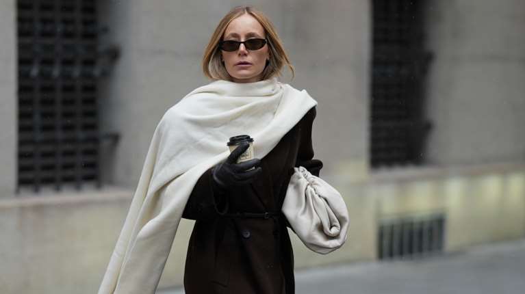 3 καφέ παντελόνια που θα φοράς εναλλάξ στο γραφείο