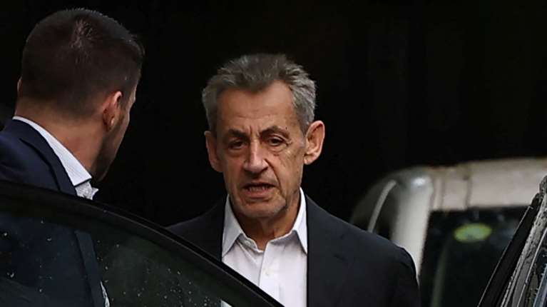 Βγαίνει από τη φυλακή ο  Σαρκοζί μετά από μόλις 20 μέρες: Η δικαστική επιτήρηση και ο απίστευτος όρος