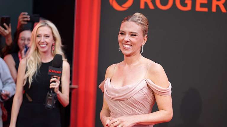 Σκάρλετ Γιόχανσον: Εκθαμβωτική με μάξι δημιουργία Valentino και διαμαντένια κοσμήματα - Τα τατουάζ τράβηξαν τα βλέμματα