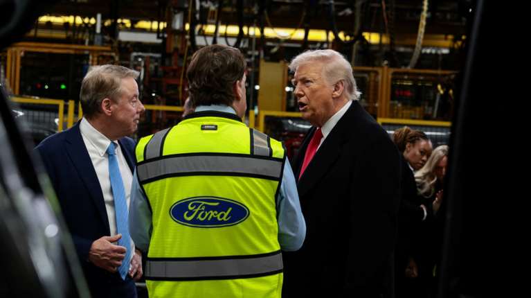 Η άσεμνη χειρονομία του Τραμπ σε εργάτη μπροστά στις κάμερες - Τον αποκάλεσε "προστάτη παιδεραστών" [βίντεο]