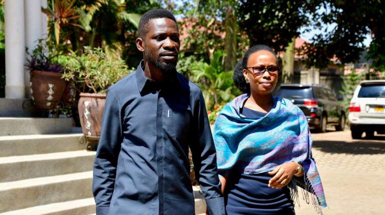 Φρίκη στην Ουγκάντα: Στρατιώτες επιτέθηκαν και κακοποίησαν τη σύζυγο του ηγέτη της αντιπολίτευσης