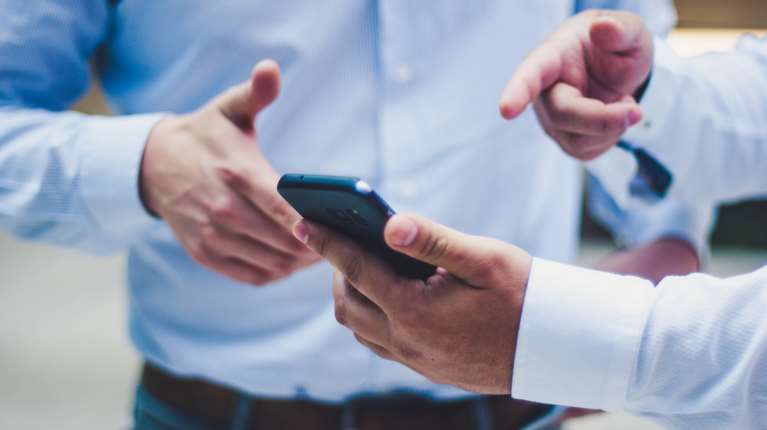 Στυλίδα: Έδειχνε σε ταβέρνα γυμνή φωτογραφία γυναίκας - Στο διπλανό τραπέζι καθόταν ο αδελφός της