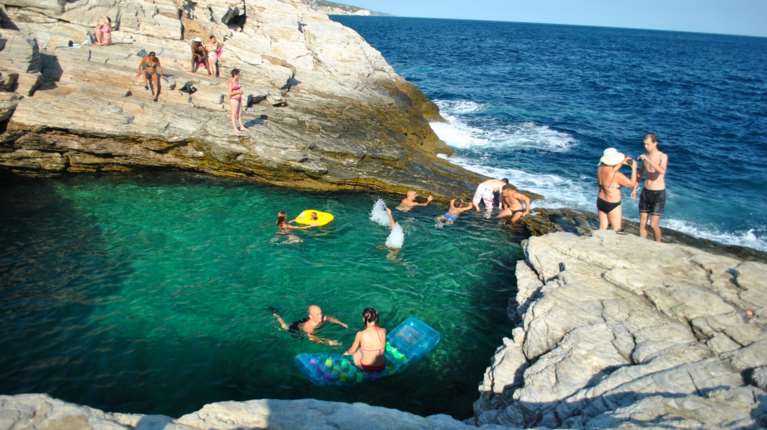 Αυτό το νησί του Β. Αιγαίου &quot;βούλιαξε&quot; φέτος από επισκέπτες - Συνδυάζει φυσική ομορφιά και ελληνική φιλοξενία