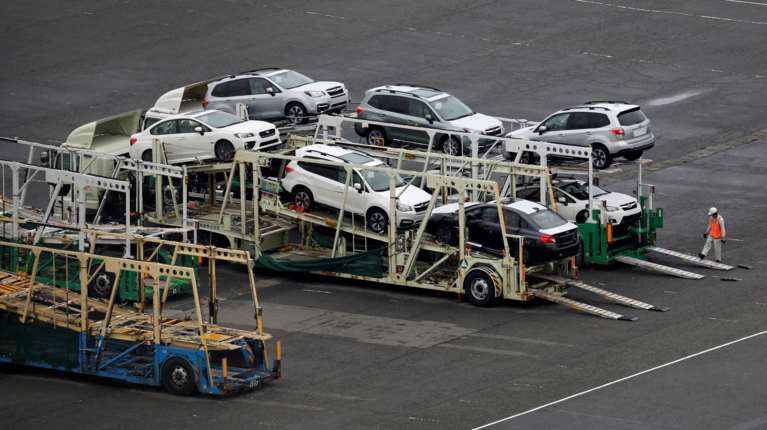 &quot;Γροθιά κάτω από τη ζώνη&quot; για την Ευρώπη οι δασμοί Τραμπ στα αυτοκίνητα: Πώς θα αντιδράσει η ΕΕ - Βουτιά στα χρηματιστήρια