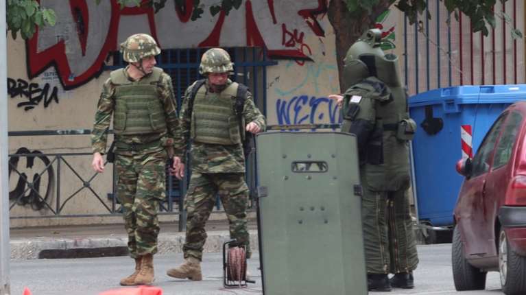 Ύποπτο σακίδιο εντοπίστηκε στα Εξάρχεια: Κλειστοί δρόμοι και εκτροπή κυκλοφορίας γύρω από τη Χαριλάου Τρικούπη