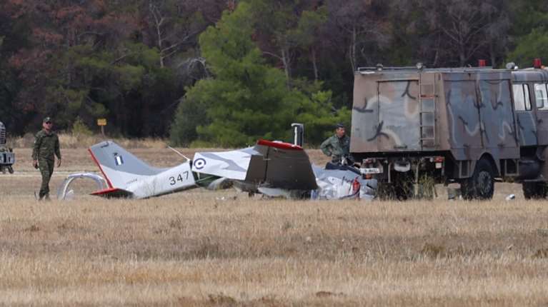Πτώση αεροσκάφους στο Τατόι: Χειρουργήθηκε ο ένας πιλότος, σε καταστολή ο άλλος - Επιτροπή θα ερευνήσει τα αίτια