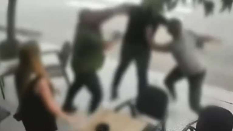 Ναύπλιο: Βίντεο - ντοκουμέντο από άγριο ξυλοδαρμό 52χρονου έξω από μπαρ που κατέληξε μετά από έξι μήνες στο νοσοκομείο