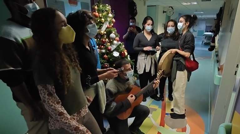 Συγκίνηση στα νοσοκομεία Παίδων: Κάλαντα, τραγούδια και παραμύθια για τα παιδιά που νοσηλεύονται [βίντεο]