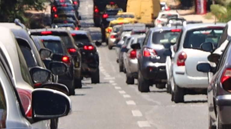 Κίνηση στους δρόμους: Μεγάλη έξοδος των αδειούχων του Ιουλίου - Μποτιλιάρισμα σε Κηφισό, Αττική Οδό και Κηφισίας