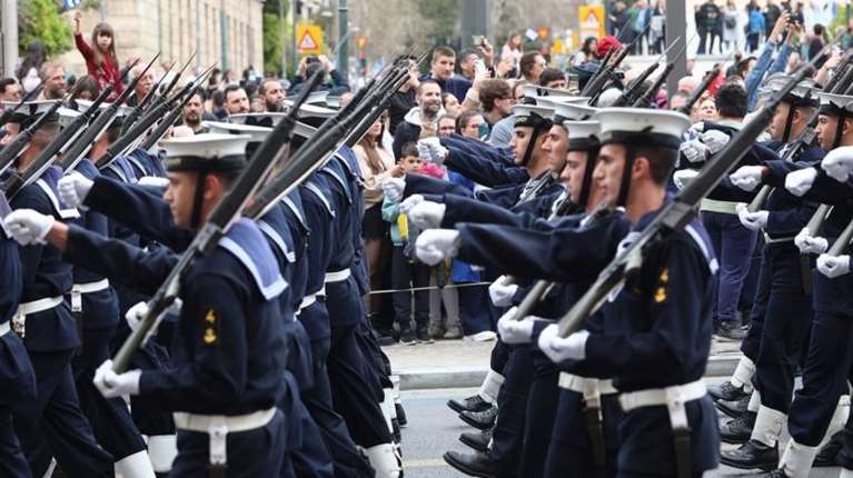 Τα ξεχωριστά ενσταντανέ της παρέλασης: Τα εντυπωσιακά ΟΥΚ, το σύνθημα του Ναυτικού για την Τουρκία και η γκάφα της ΕΡΤ [βίντεο]