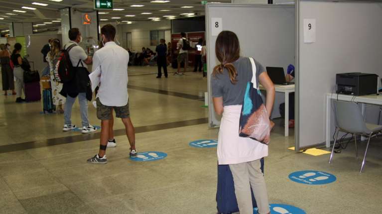 Οργή στην Ιταλία: Τεράστιες αυξήσεις μέχρι και 700% στα αεροπορικά εισιτήρια ενόψει των γιορτών