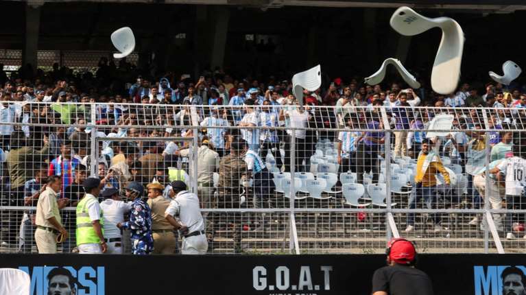 Ινδία: Οπαδοί κατέστρεψαν το γήπεδο στην Καλκούτα επειδή ο Μέσι εμφανίστηκε μόνο για λίγα λεπτά [βίντεο]