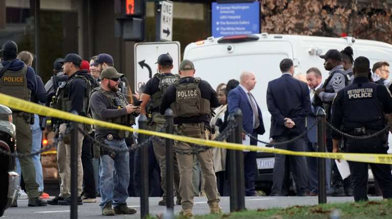 Ουάσινγκτον: Νεκρoί δύο άνδρες της Εθνοφρουράς που δέχθηκαν πυροβολισμούς κοντά στον Λευκό Οίκο