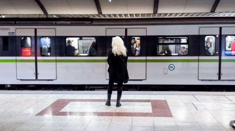 Μέσα Μαζικής Μεταφοράς: Πρόστιμο 100 ευρώ για όσους δεν έχουν εισιτήριο, έως €40.000 για τις φθορές - Τι αλλάζει
