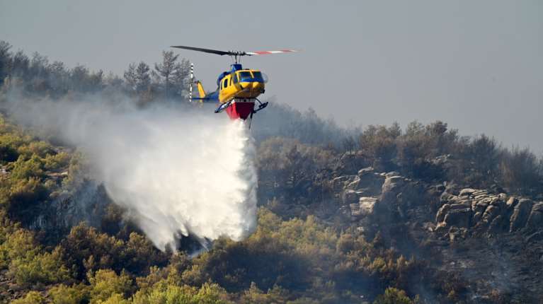 Φωτιά στο Μενίδι: Σηκώθηκαν δύο ελικόπτερα, μήνυμα από το 112