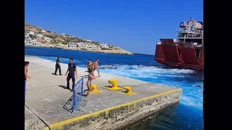 Σίκινος: "Απονεριστές" βουτούν πίσω από τα πλοία που φεύγουν και λιμενικοί τρέχουν να τους σταματήσουν [βίντεο]