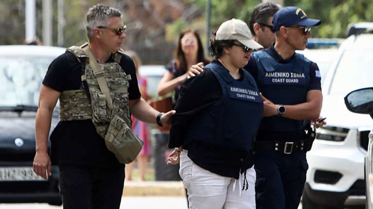 Παλαιό Φάληρο: Στον ανακριτή με αλεξίσφαιρο η 32χρονη που κατηγορείται για τον θάνατο της κόρης της [βίντεο]