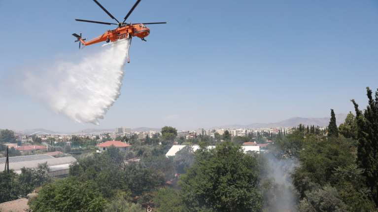 Φωτιά στη Σπάρτη: Ρίψεις από αεροσκάφη και ελικόπτερα